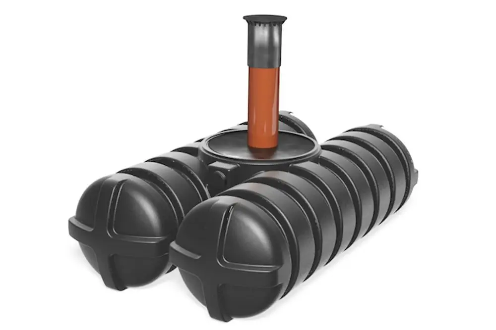 Schwarze Abwasser-Sammelgrube mit zwei runden Kammern, verbundenem Schacht und Deckel. Produkt von Roth.